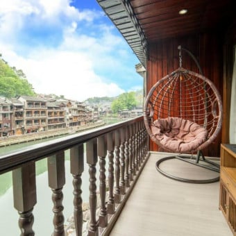 Fenghuang Riverside Homestay jiāng jing Hotel