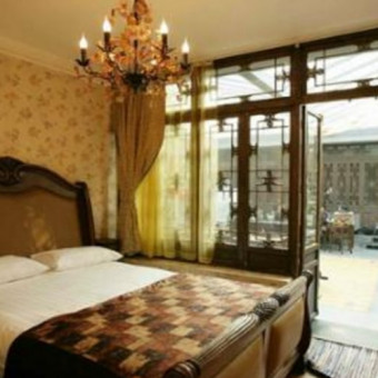 Kelly's Courtyard Hotel